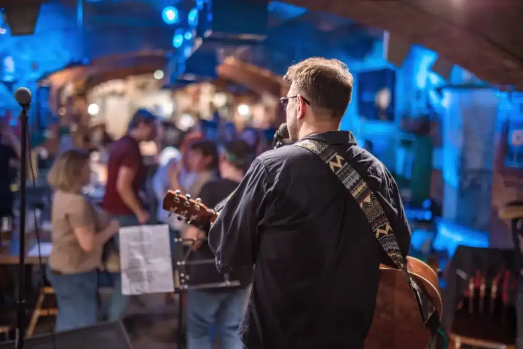 imagen que representa y simboliza como tocar en un bar y refuerza el concepto del contenido 🔥 Las 10 reglas para tocar en bares en la era de la Música 3.0