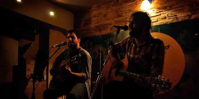 imagen que representa y simboliza como tocar en un bar y refuerza el concepto del contenido 🔥 ¿Cómo tocar en un bar? 10 reglas para cantar en bares