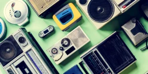 Radios de diferentes épocas simbolizando la música en la radio