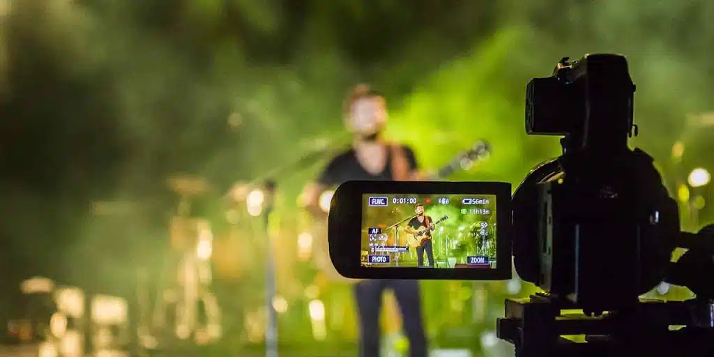 imagen que representa y simboliza como hacer un videoclip y refuerza el concepto del contenido 🎥 ¿Cómo hacer un Videoclip Musical? 17 tips