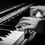 ▷ Transcripción Musical a Partituras, te entregamos en formato PDF y MIDI manos de pianista en piano creando una transcripcion musical