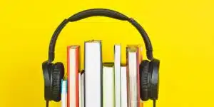 📝 Ley de la Música en Colombia: Proyecto de ley Audífonos con libros conceptualizando la ley de la música en Colombia