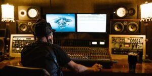 imagen que representa y simboliza critico musical y refuerza el concepto del contenido 🎹 Carrera de Producción Musical